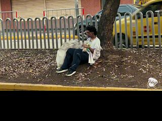 A beggar from Bucaramanga is picked up off the street by a gay man, who takes him to a motel under the pretext of helping him, in reality he fucks him